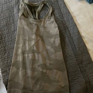 Athleta momentum seamless womens workout tank top army green camo size medium